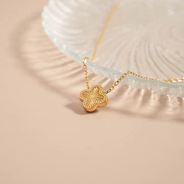 Sunburst Clover Necklace – 18K Gold Stainless Steel Pendant on Link Chain