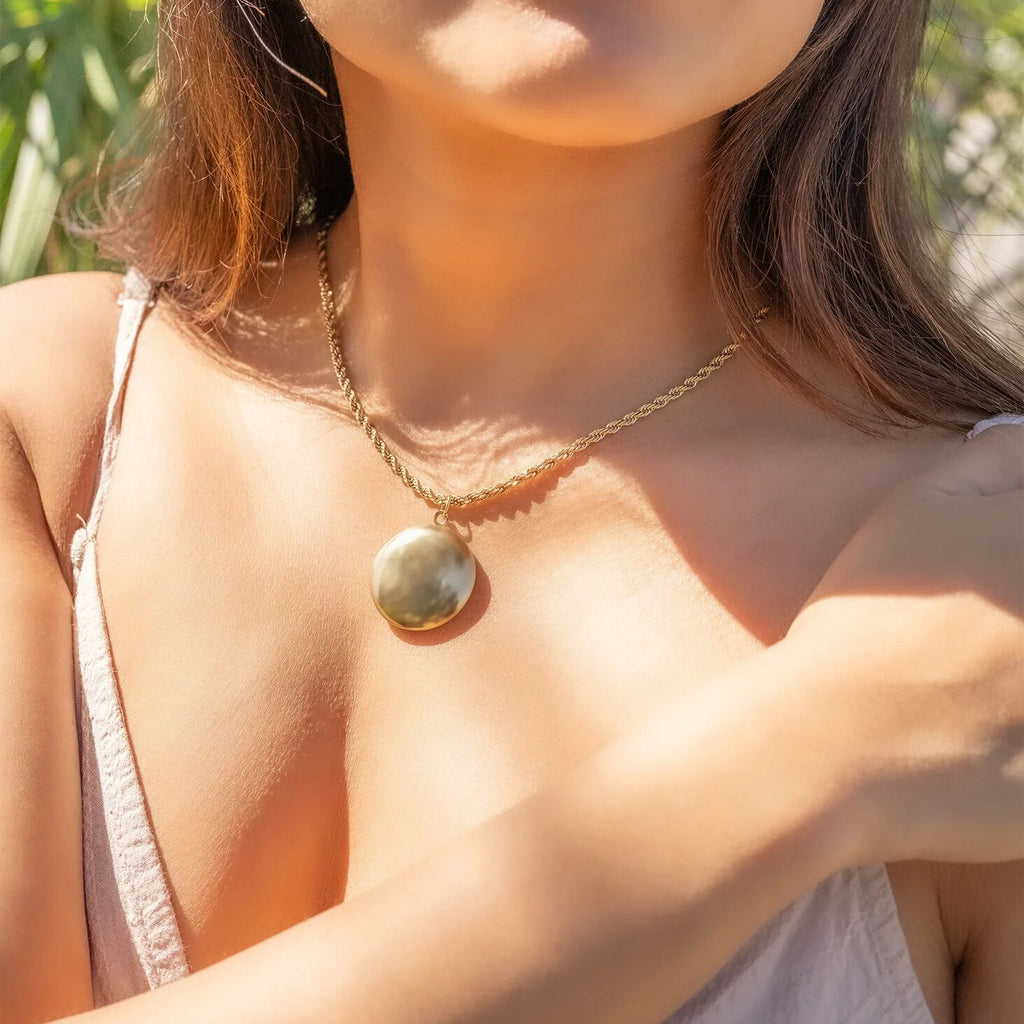 18K Gold Round Locket – Personalized Engraved Photo Pendant | Waterproof Keepsake