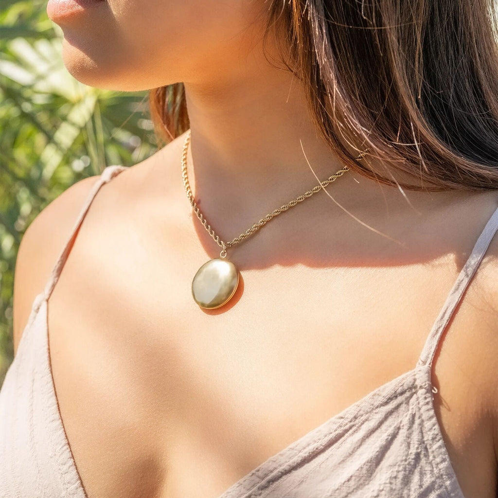 18K Gold Round Locket – Personalized Engraved Photo Pendant | Waterproof Keepsake