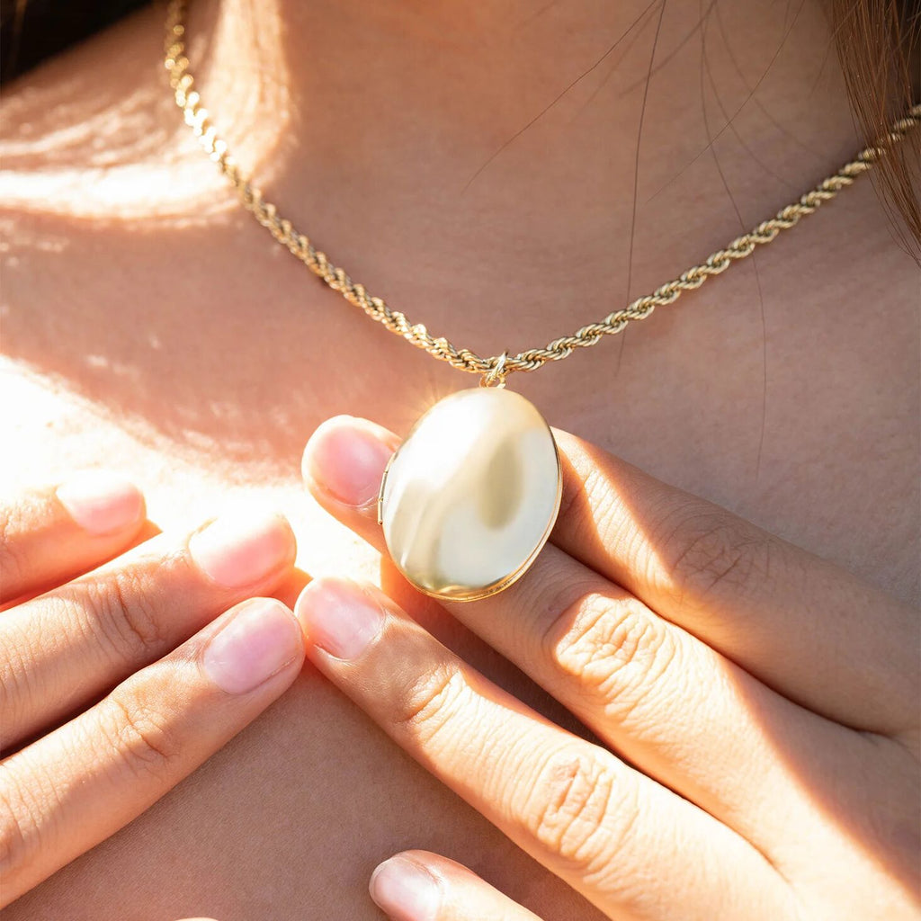 18K Gold Oval Locket – Waterproof Gold Locket Pendant | Hypoallergenic Jewelry Gift