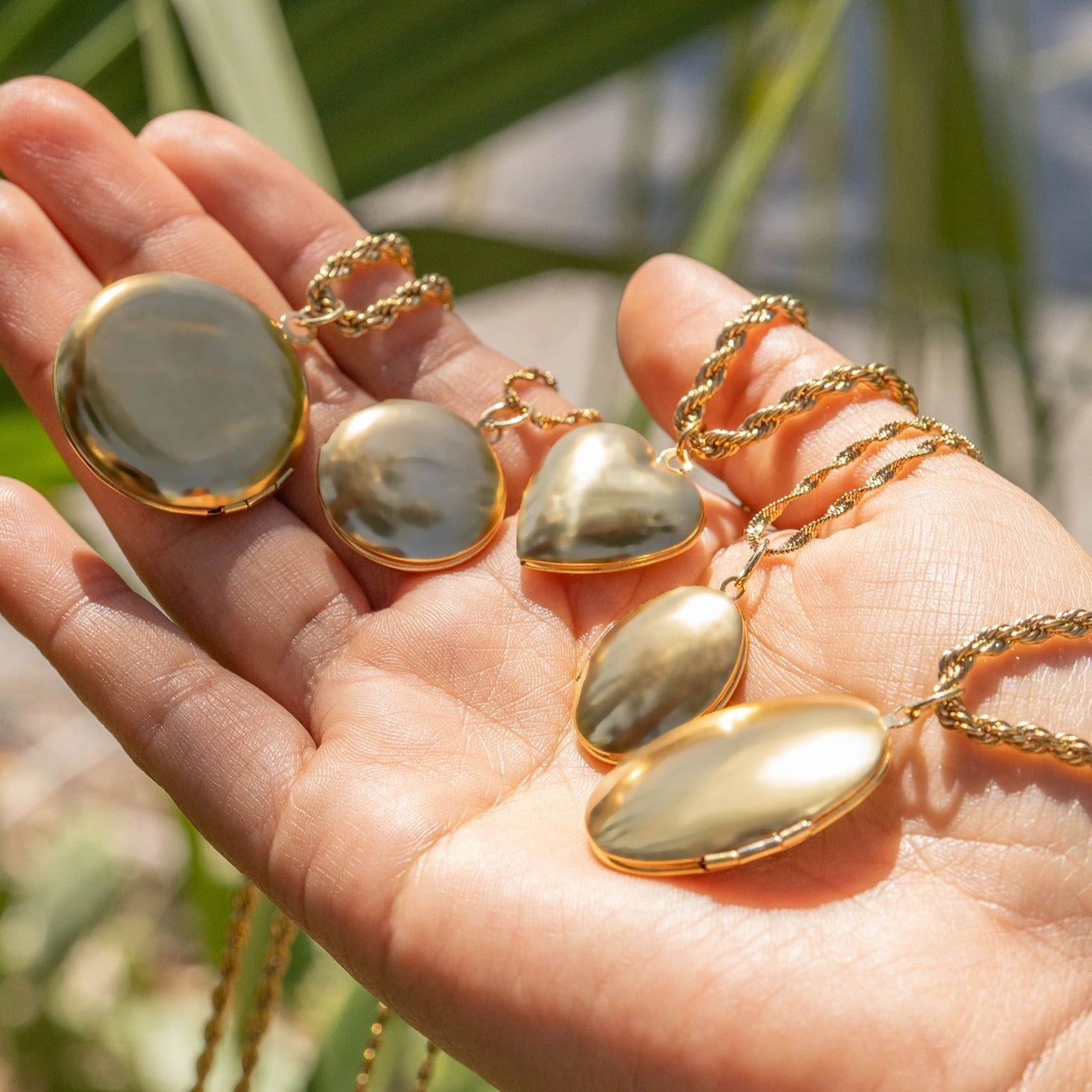 Gold Stainless Steel Locket – Classic Round Gold Pendant, Waterproof & Hypoallergenic Jewelry