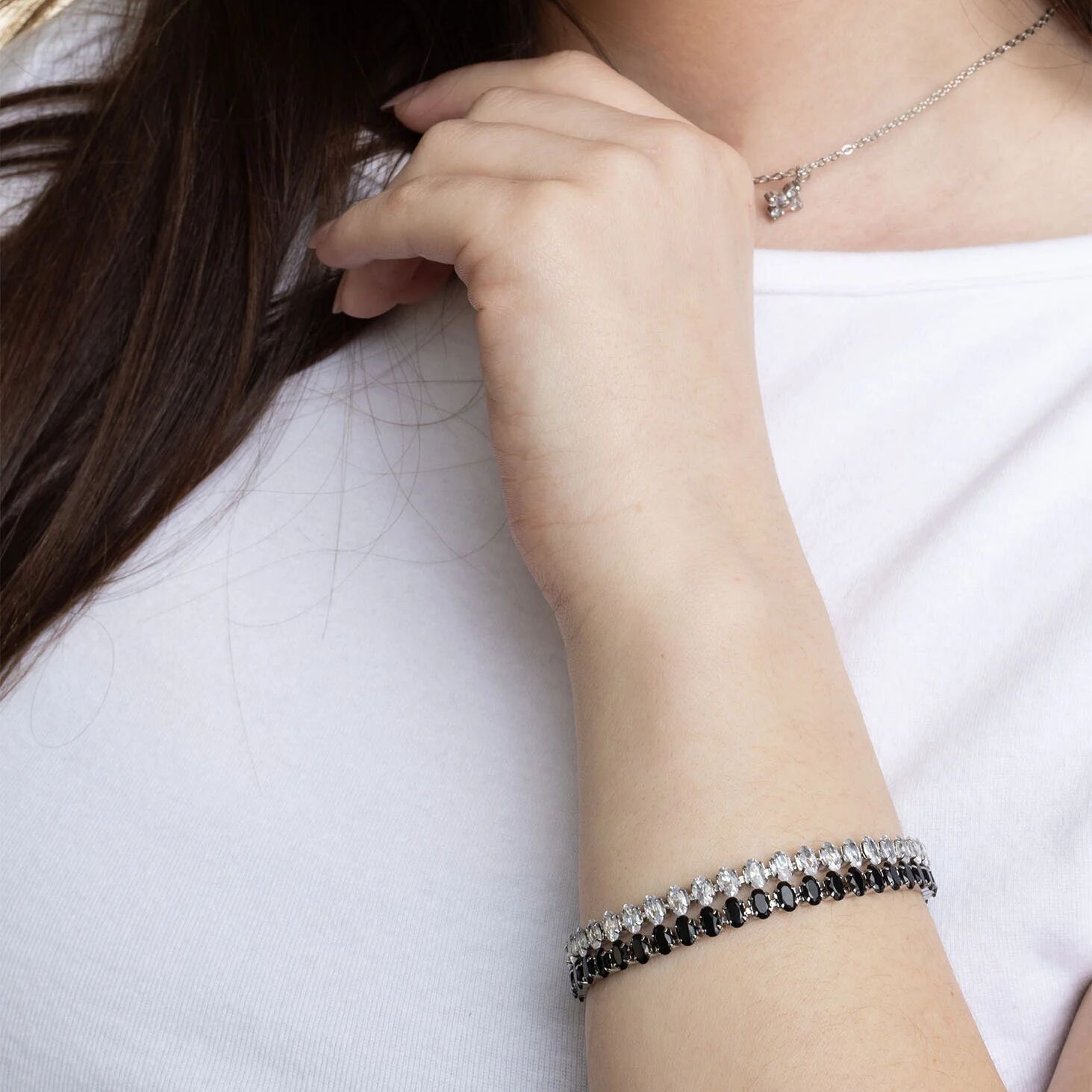 Gold Stone Bracelet – 18K Gold Jewelry With Black Oval Stone & Adjustable Chain