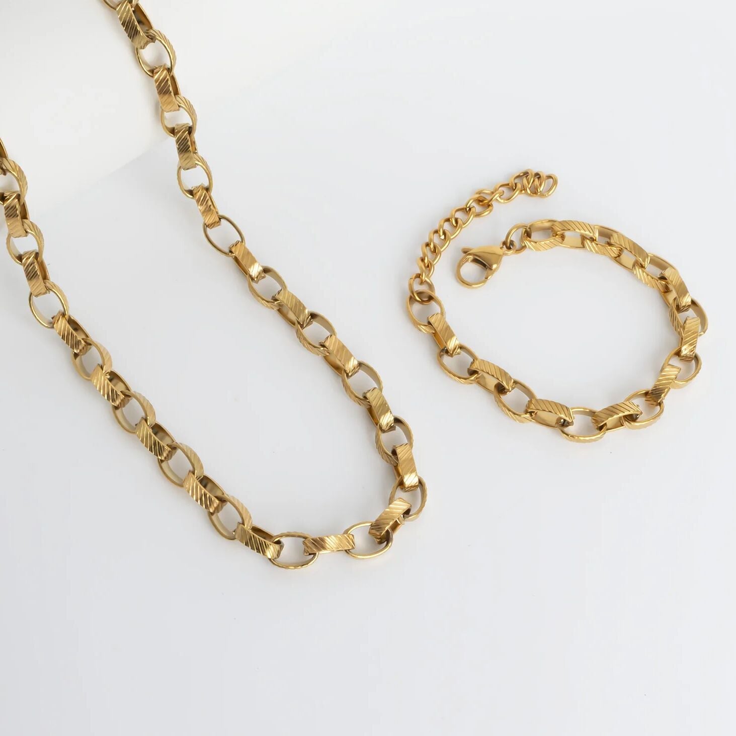 Gold Oval Chain Necklace – 18K Gold PVD Thick Stainless Steel Oval Link Chain