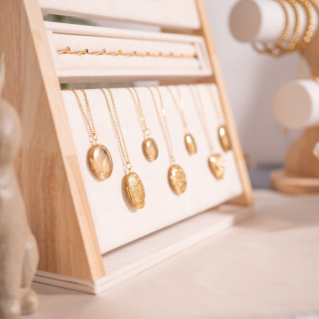 Gold Oval Locket – Textured Oval Pendant With Hidden Compartment | 18K Jewelry