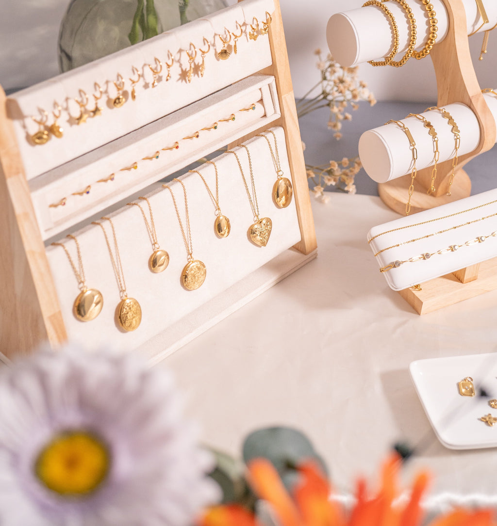 Gold Oval Locket – Textured Oval Pendant With Hidden Compartment | 18K Jewelry