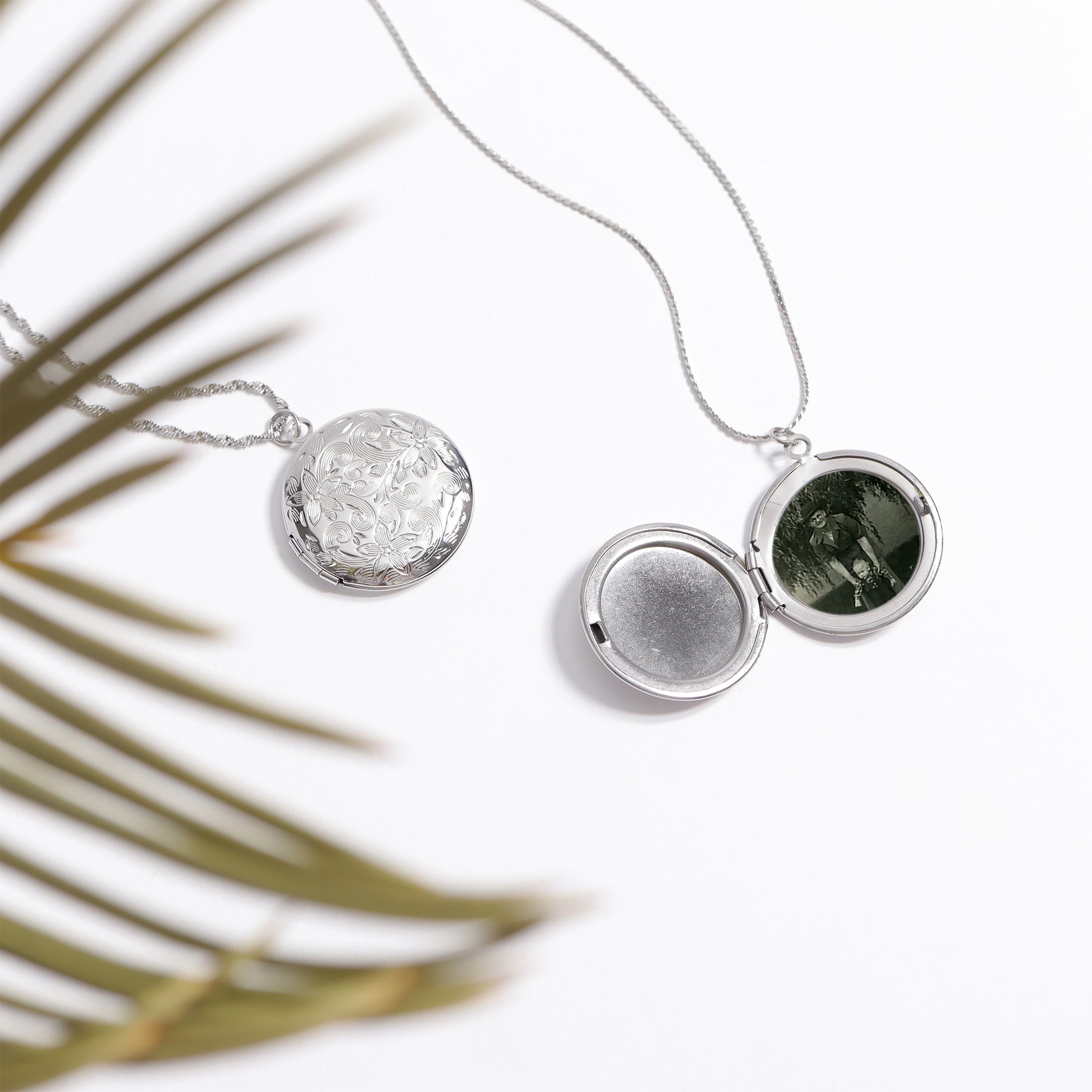 18K Gold Round Locket – Personalized Engraved Photo Pendant | Waterproof Keepsake