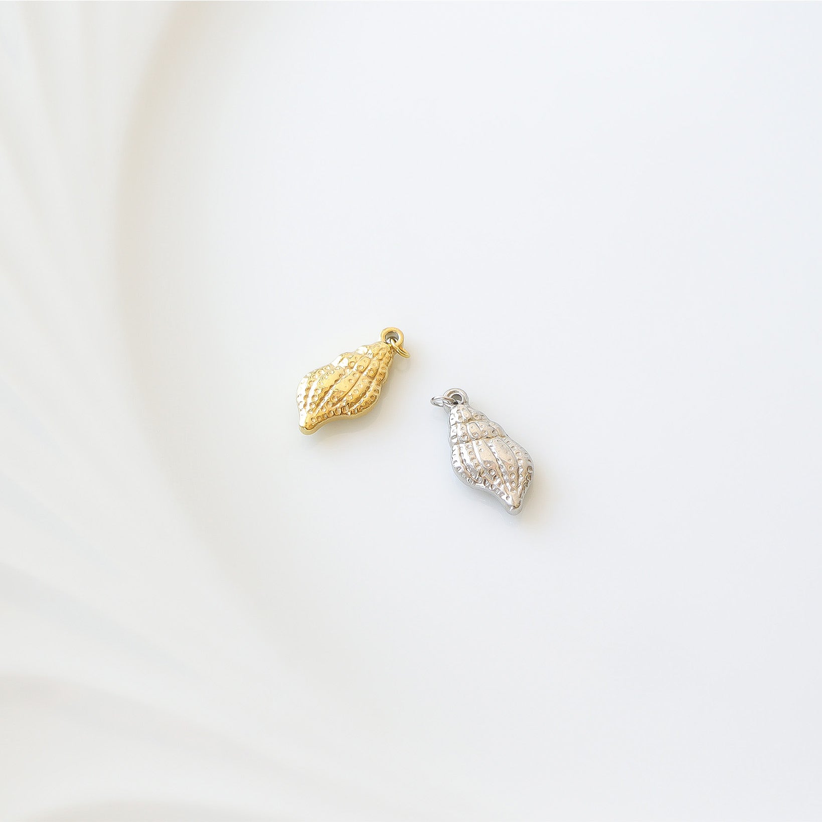 Gold Conch Charm – 18K Gold PVD Stainless Steel Seashell Pendant, Waterproof Jewelry