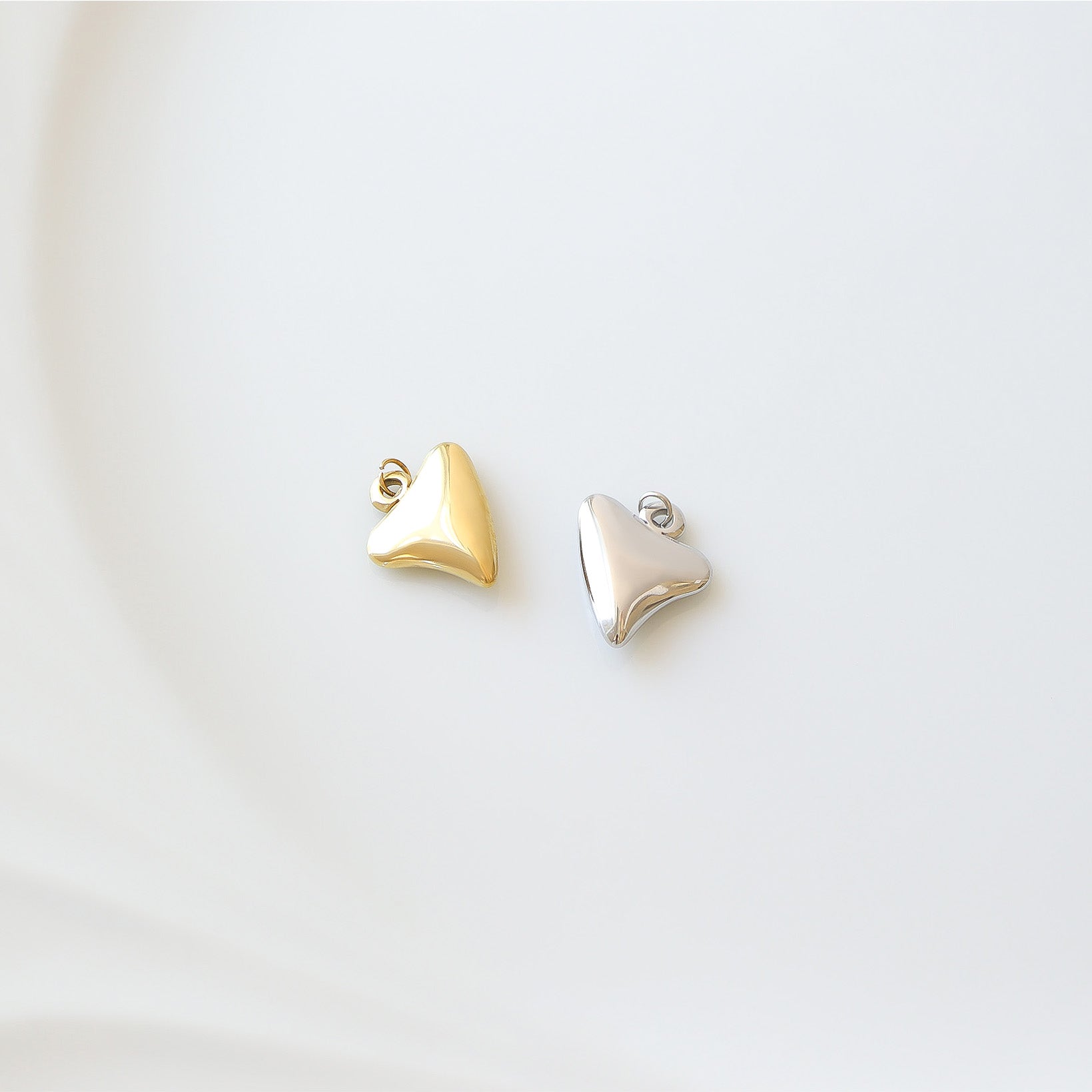 18K Gold Shark Tooth Pendant – PVD Coated Stainless Steel Charm for Bracelets