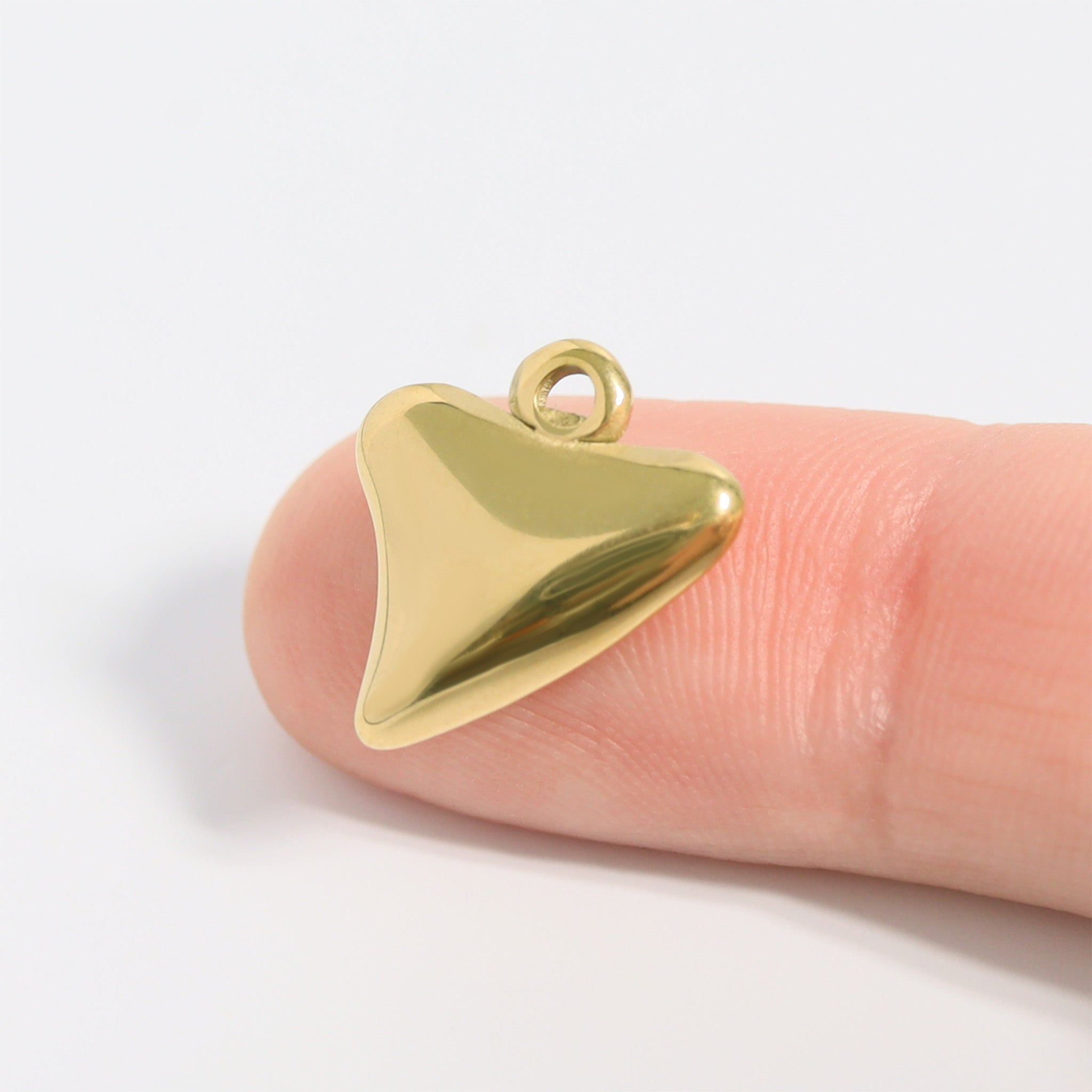 18K Gold Shark Tooth Pendant – PVD Coated Stainless Steel Charm for Bracelets