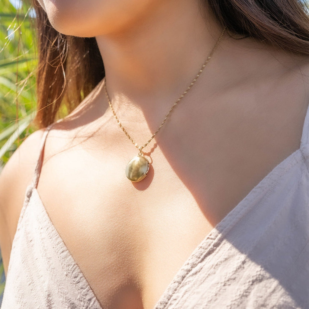 Gold Stainless Steel Locket – Classic Round Gold Pendant, Waterproof & Hypoallergenic Jewelry