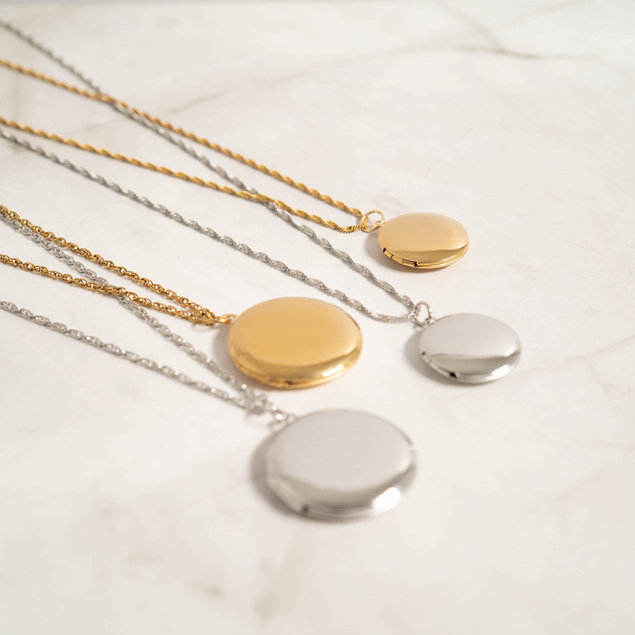 18K Gold Round Locket – Personalized Engraved Photo Pendant | Waterproof Keepsake