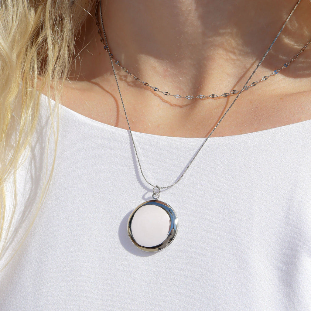 18K Gold Round Locket – Personalized Engraved Photo Pendant | Waterproof Keepsake