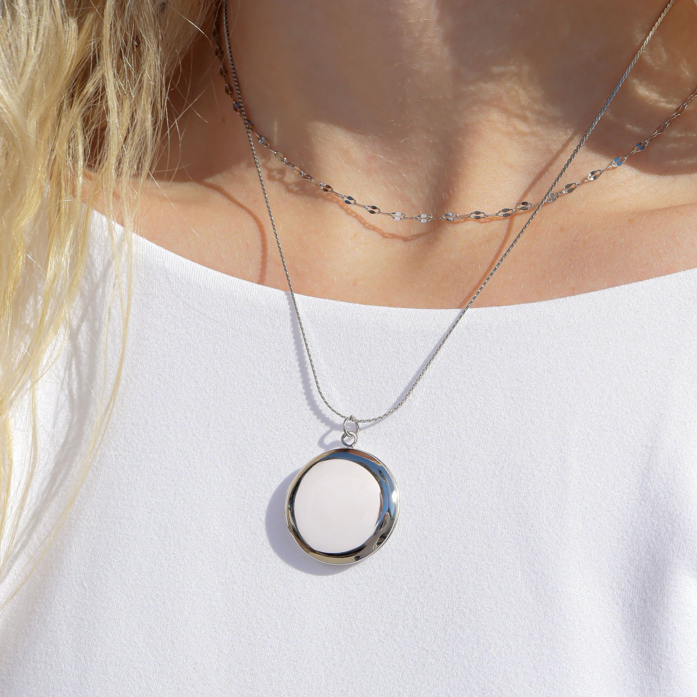 18K Gold Round Locket – Personalized Engraved Photo Pendant | Waterproof Keepsake