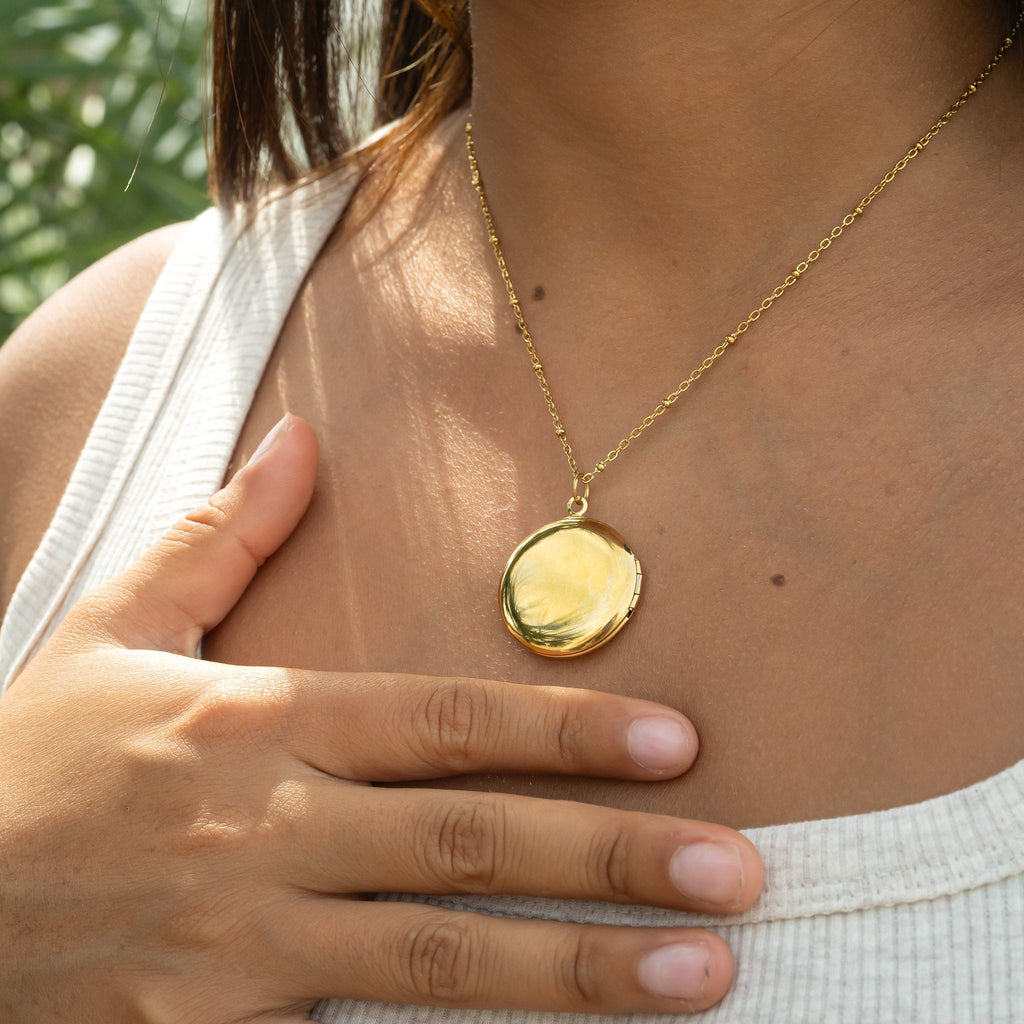 18K Gold Round Locket – Personalized Engraved Photo Pendant | Waterproof Keepsake