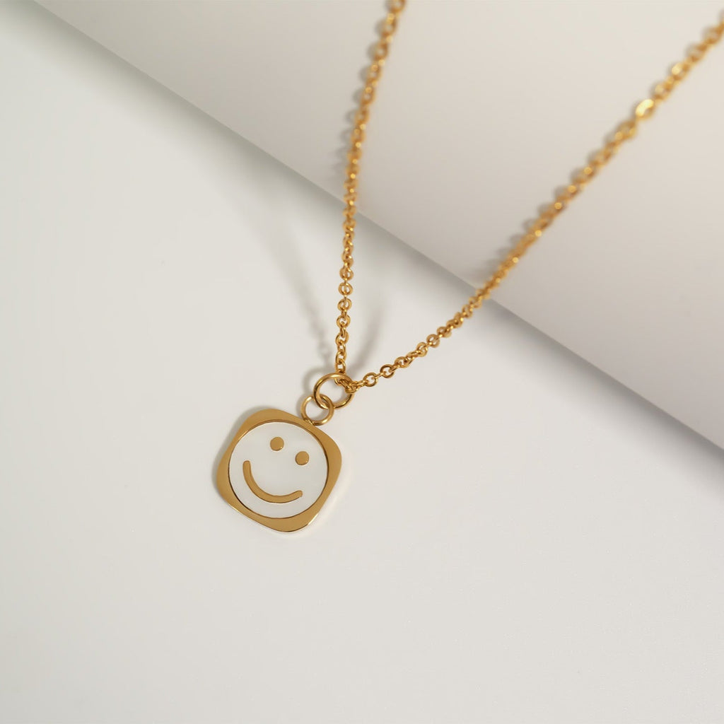 Gold Smiley Charm – Durable Stainless Steel Pearl Inlay 18K Gold Jewelry Accessory
