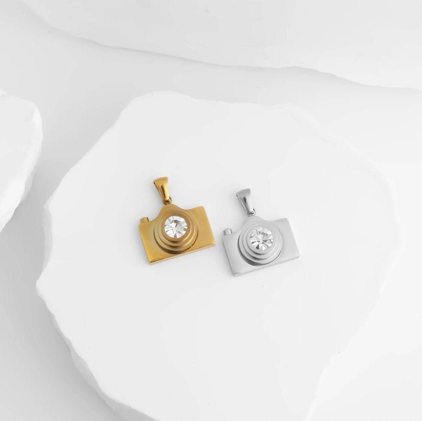 Gold Camera Charm – 18K PVD Coated Stainless Steel Artistic Pendant for Photography Lovers