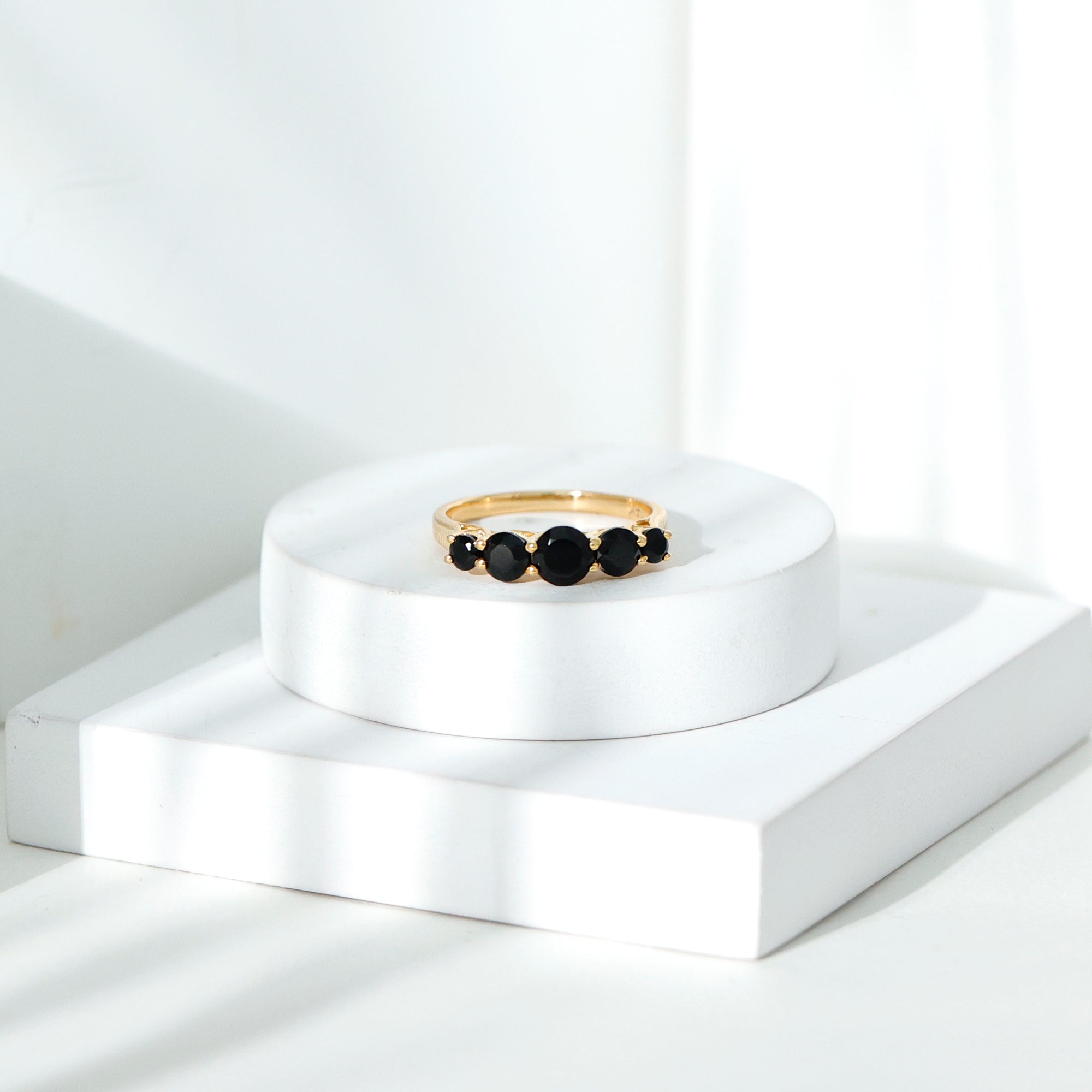Trellis Set Black Onyx 5 Stone Ring in Graduated Style