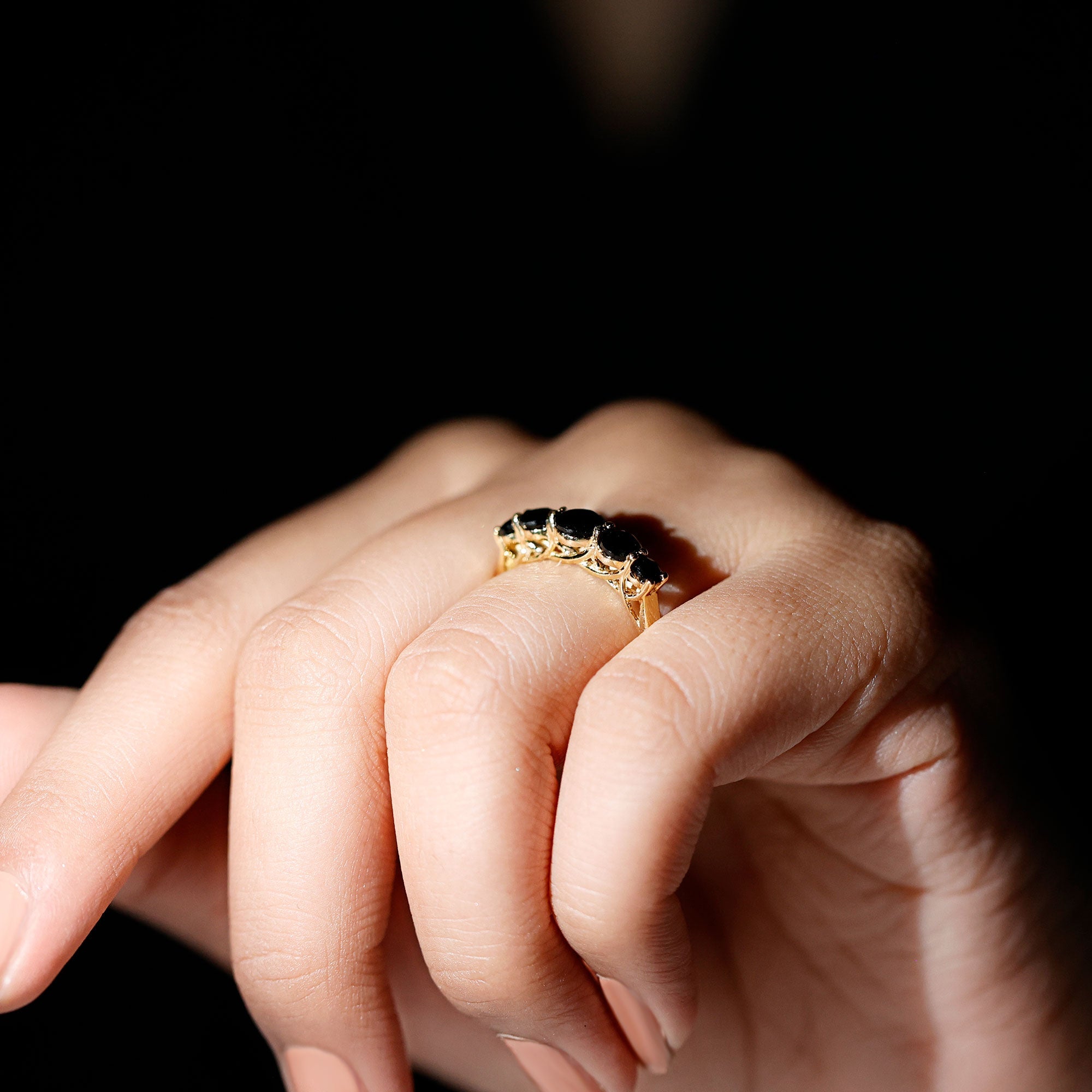 Trellis Set Black Onyx 5 Stone Ring in Graduated Style