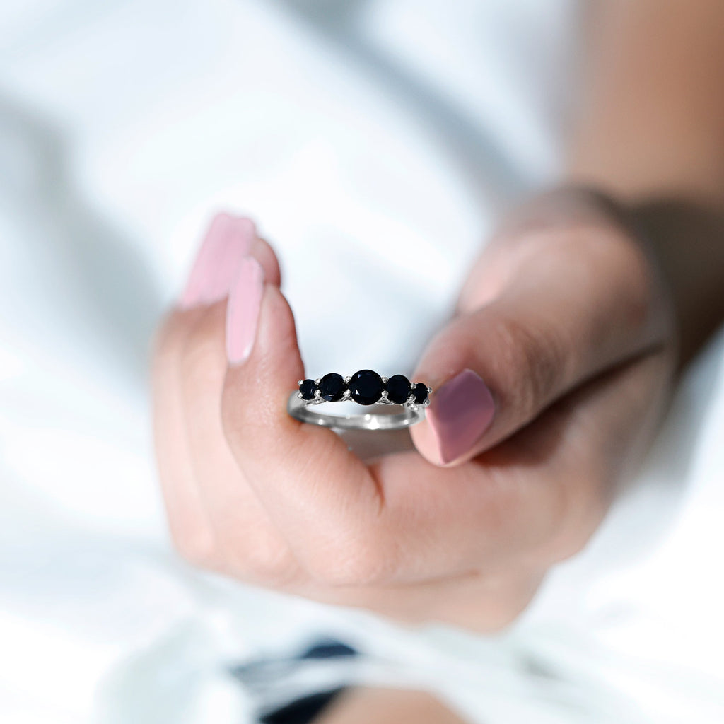 Trellis Set Black Onyx 5 Stone Ring in Graduated Style