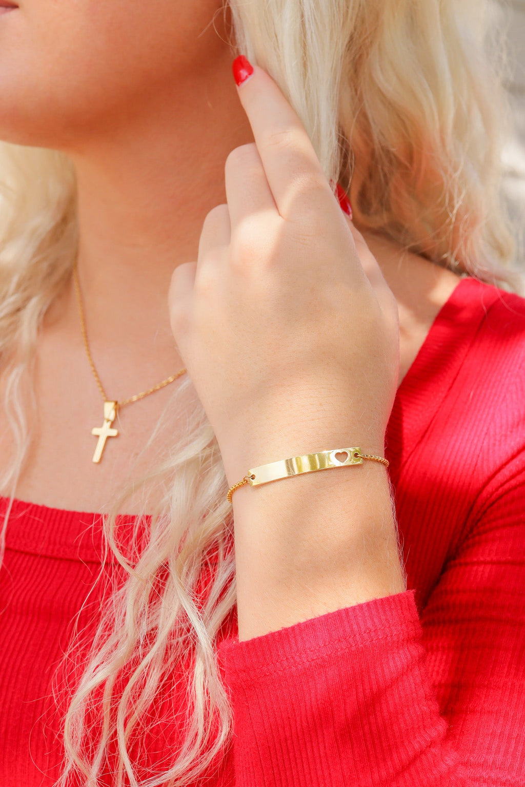 Box chain bracelet with horizontal bar charm with heart engraving lifestyle