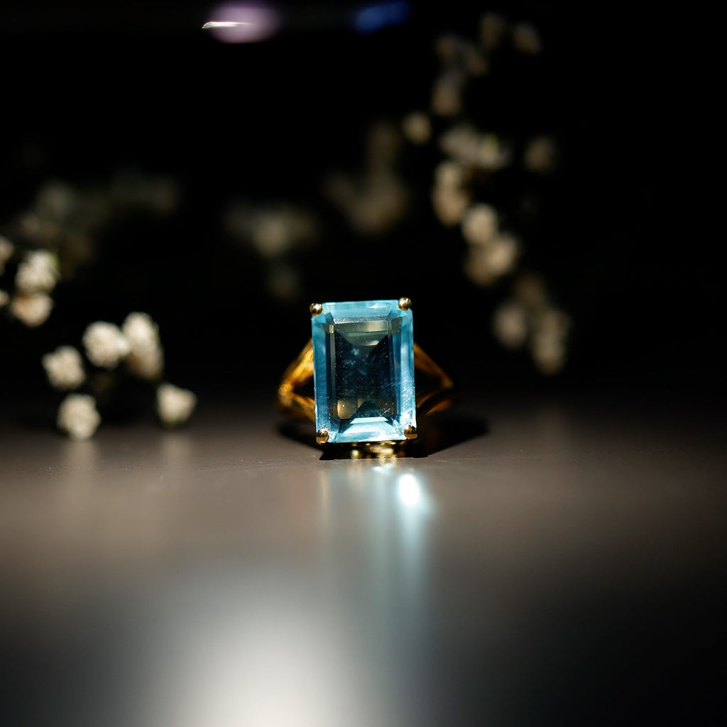 Aquamarine Engagement Ring – 9 Carat Emerald Cut Lab Grown Stone | Yellow Gold Basket Setting