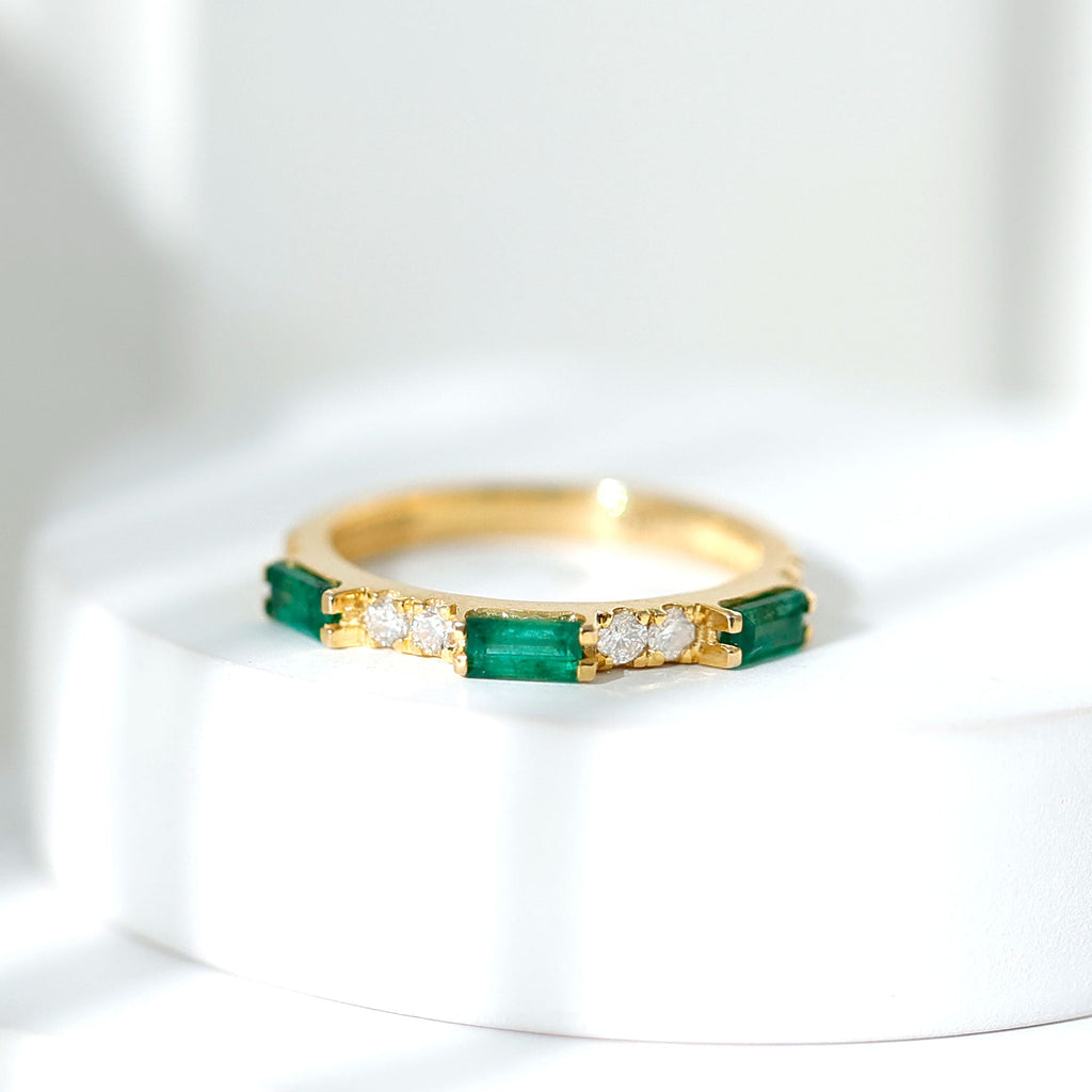 Emerald Diamond Ring – Stackable Band Ring With Baguette Cut Emerald & Diamonds