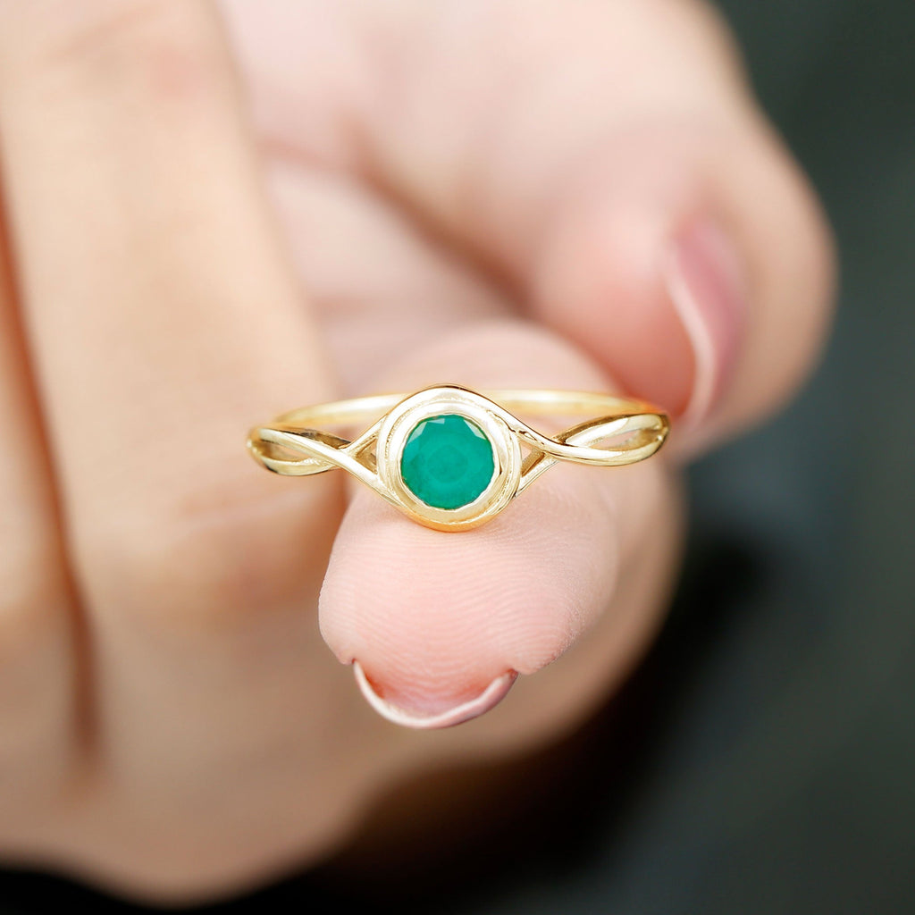 Emerald Solitaire Ring – Round Cut Emerald with Modern Crossover Band Design