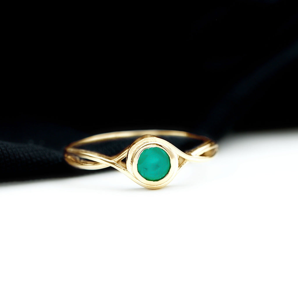 Emerald Solitaire Ring – Round Cut Emerald with Modern Crossover Band Design