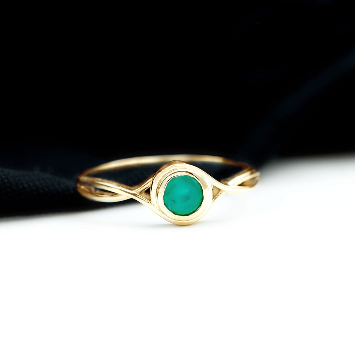 Emerald Solitaire Ring – Round Cut Emerald with Modern Crossover Band Design