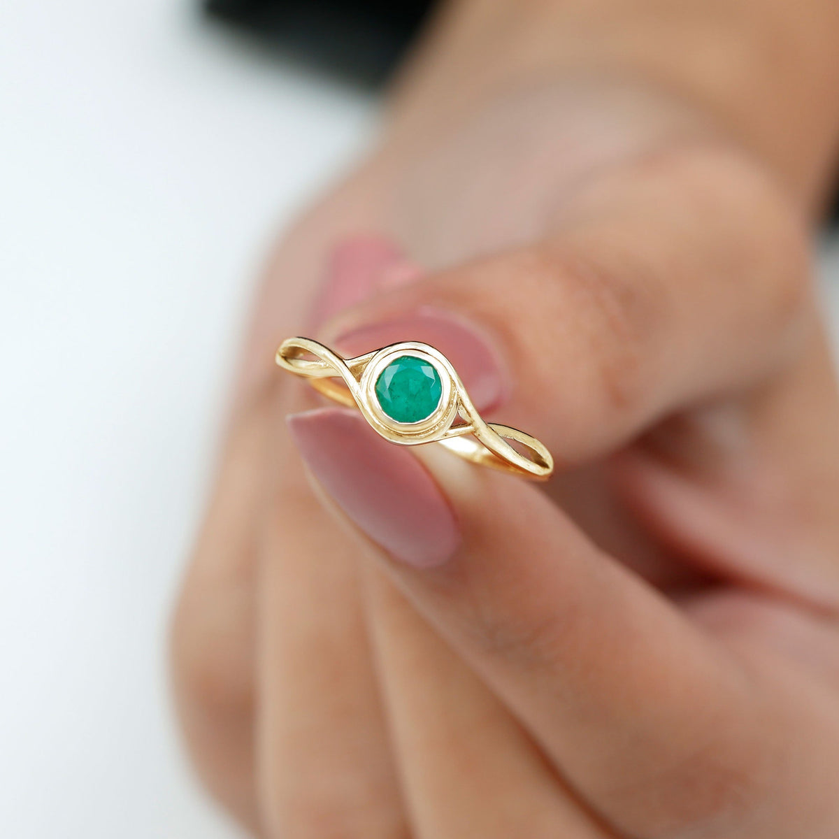Emerald Solitaire Ring – Round Cut Emerald with Modern Crossover Band Design