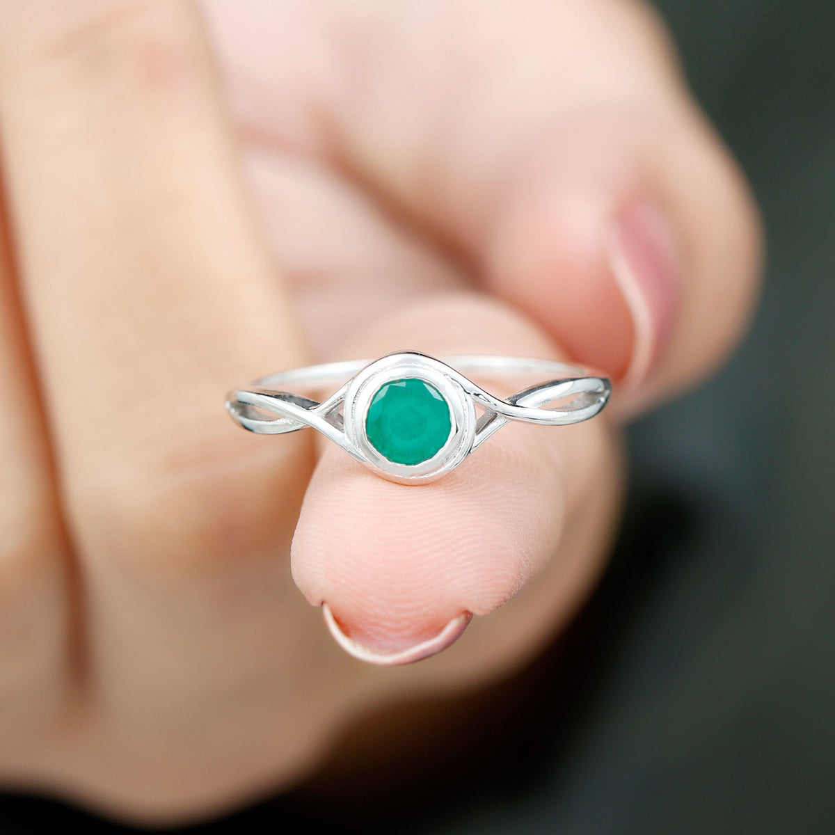 Emerald Solitaire Ring – Round Cut Emerald with Modern Crossover Band Design
