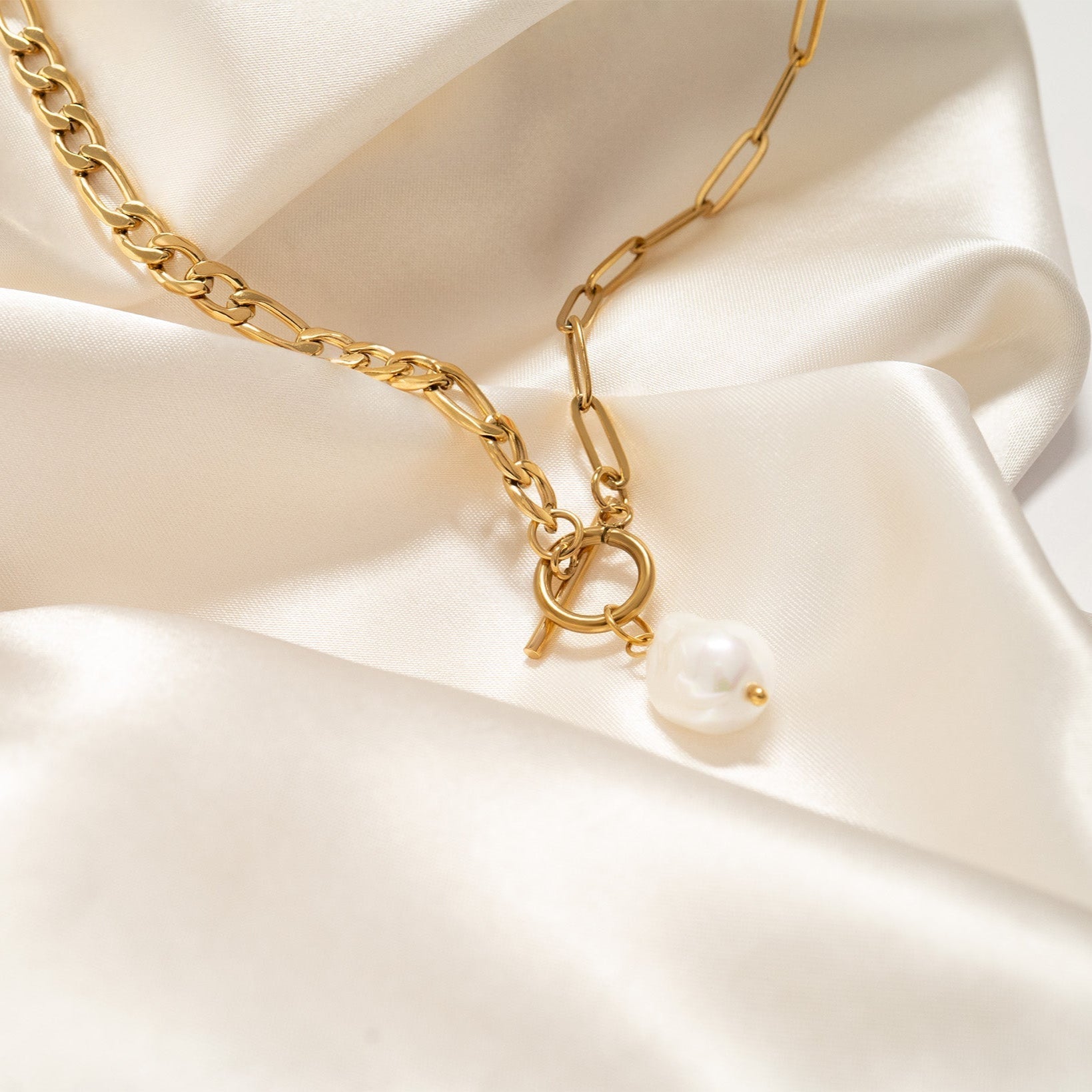 Gold Carabiner Necklace – 18K Gold Jewelry With Freshwater Pearl Pendant - Necklaces | Sunflower Soul Boutique