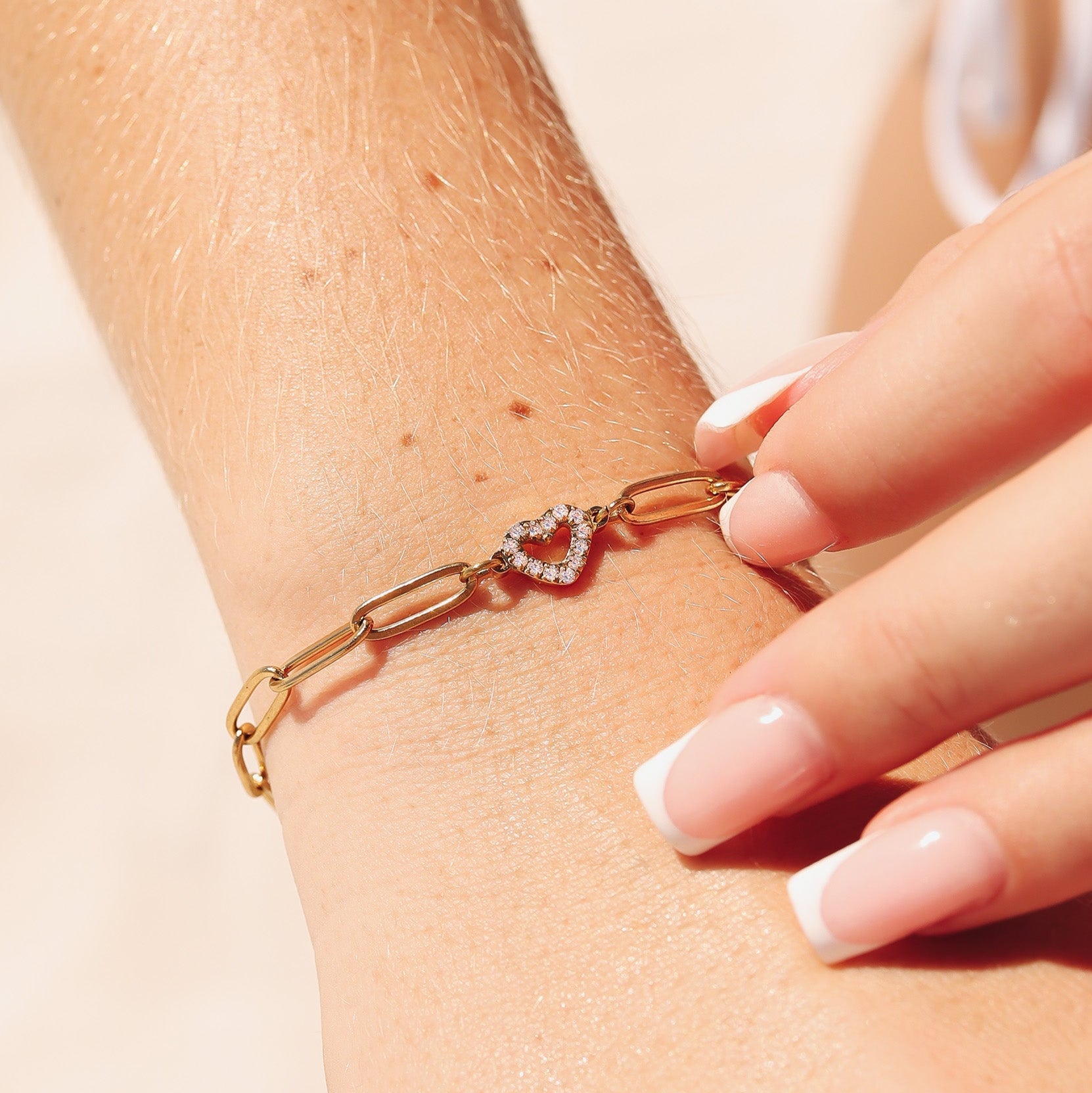 Gold Paperclip Bracelet – Adjustable Chain With Heart Charm & Sparkling Stone