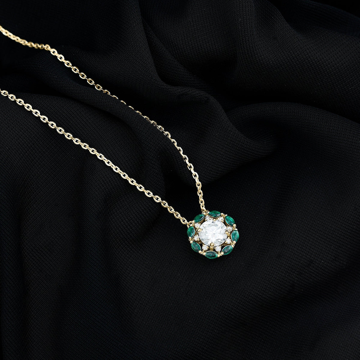 Lab Grown Diamond Necklace – 2 Carat Bridal Pendant With Emerald Stones