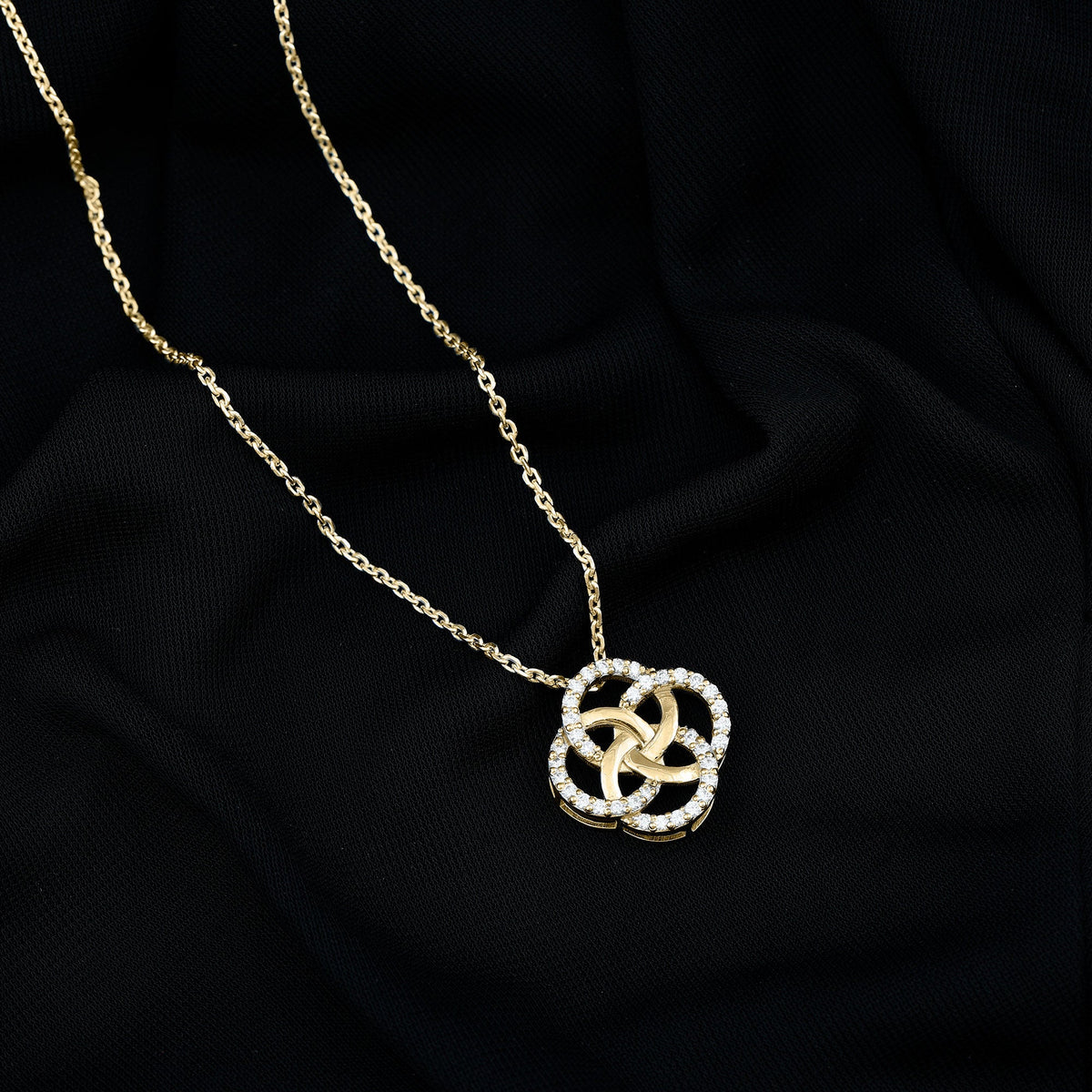 Lab Grown Diamond Necklace – Floral Pendant With Interlocking Circle Design