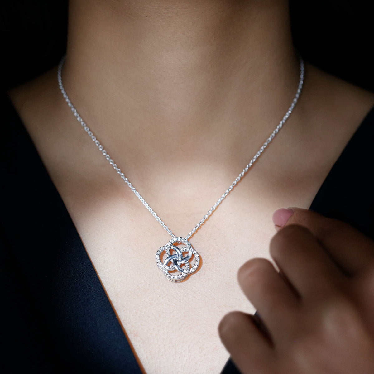 Lab Grown Diamond Necklace – Floral Pendant With Interlocking Circle Design