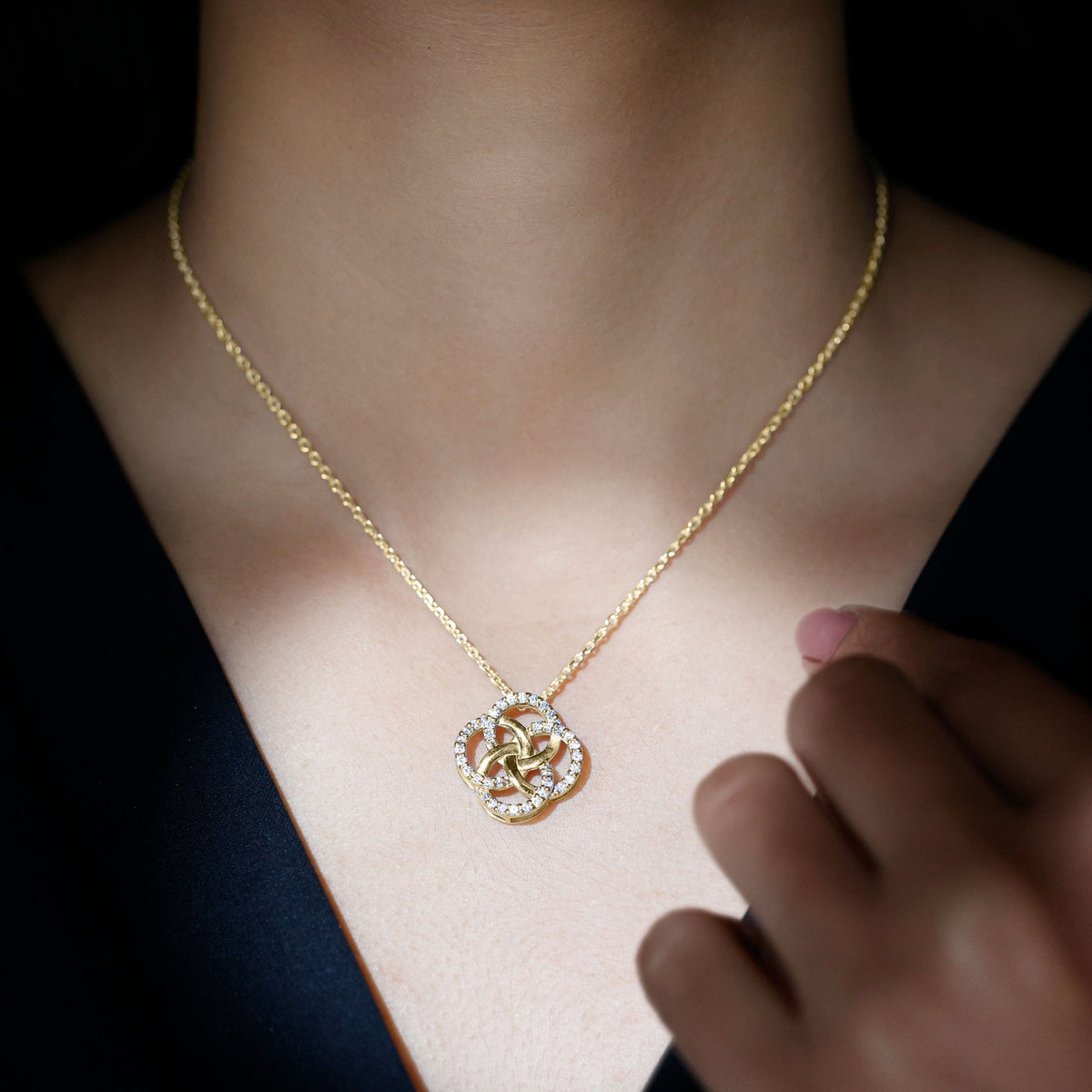 Lab Grown Diamond Necklace – Floral Pendant With Interlocking Circle Design