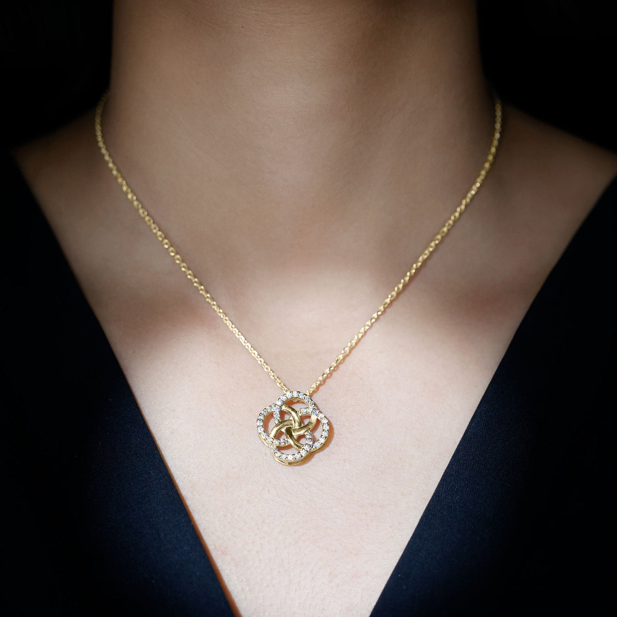 Lab Grown Diamond Necklace – Floral Pendant With Interlocking Circle Design
