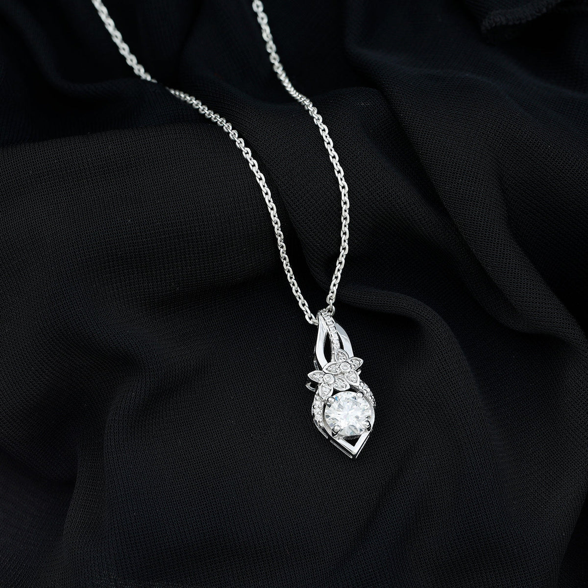 Lab Grown Diamond Necklace – Floral Statement Pendant With Prong Setting