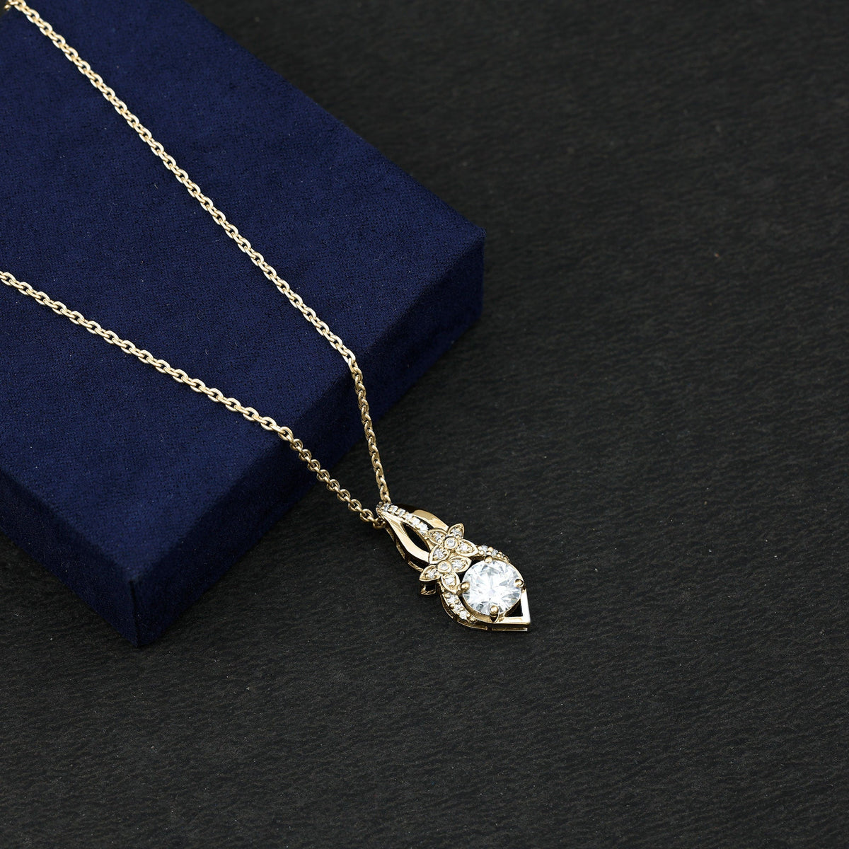 Lab Grown Diamond Necklace – Floral Statement Pendant With Prong Setting