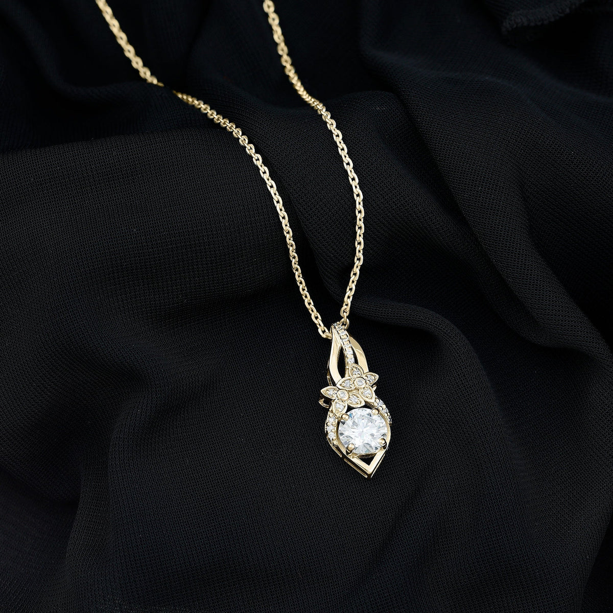 Lab Grown Diamond Necklace – Floral Statement Pendant With Prong Setting
