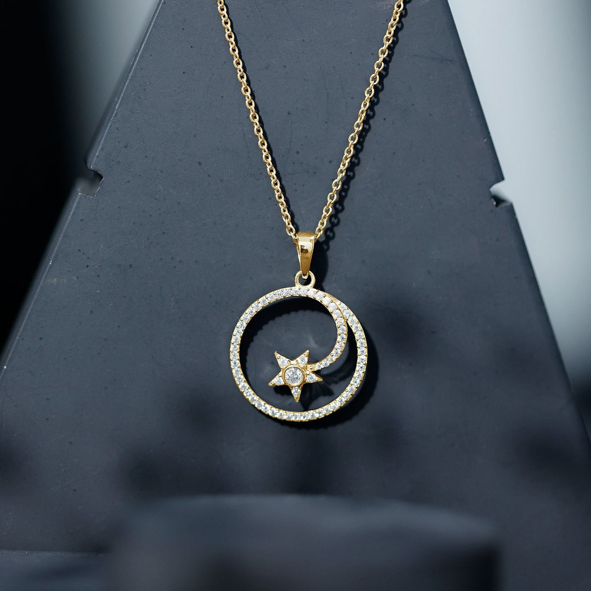 Lab Grown Diamond Necklace – Open Circle Star Pendant With Bezel Setting