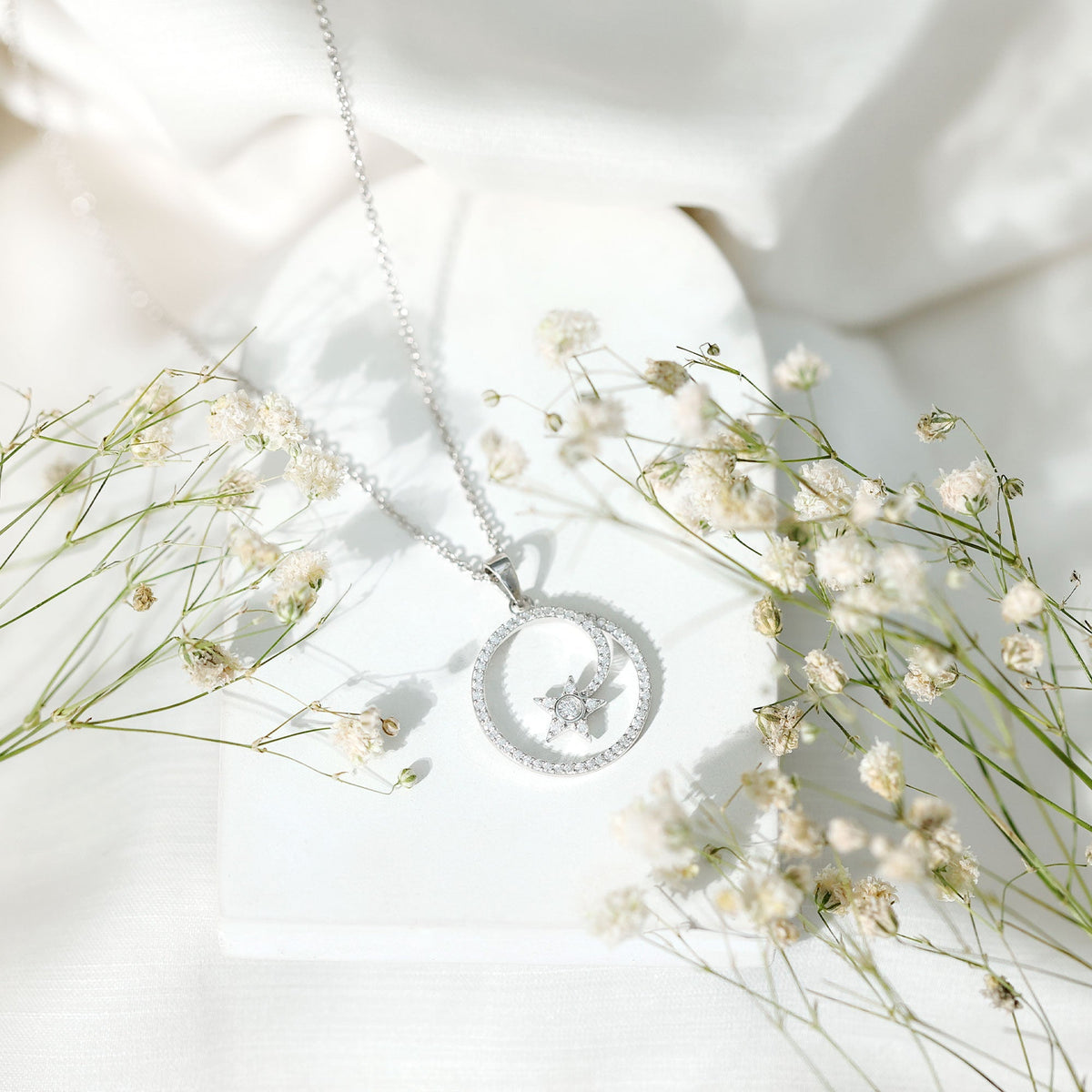 Lab Grown Diamond Necklace – Open Circle Star Pendant With Bezel Setting