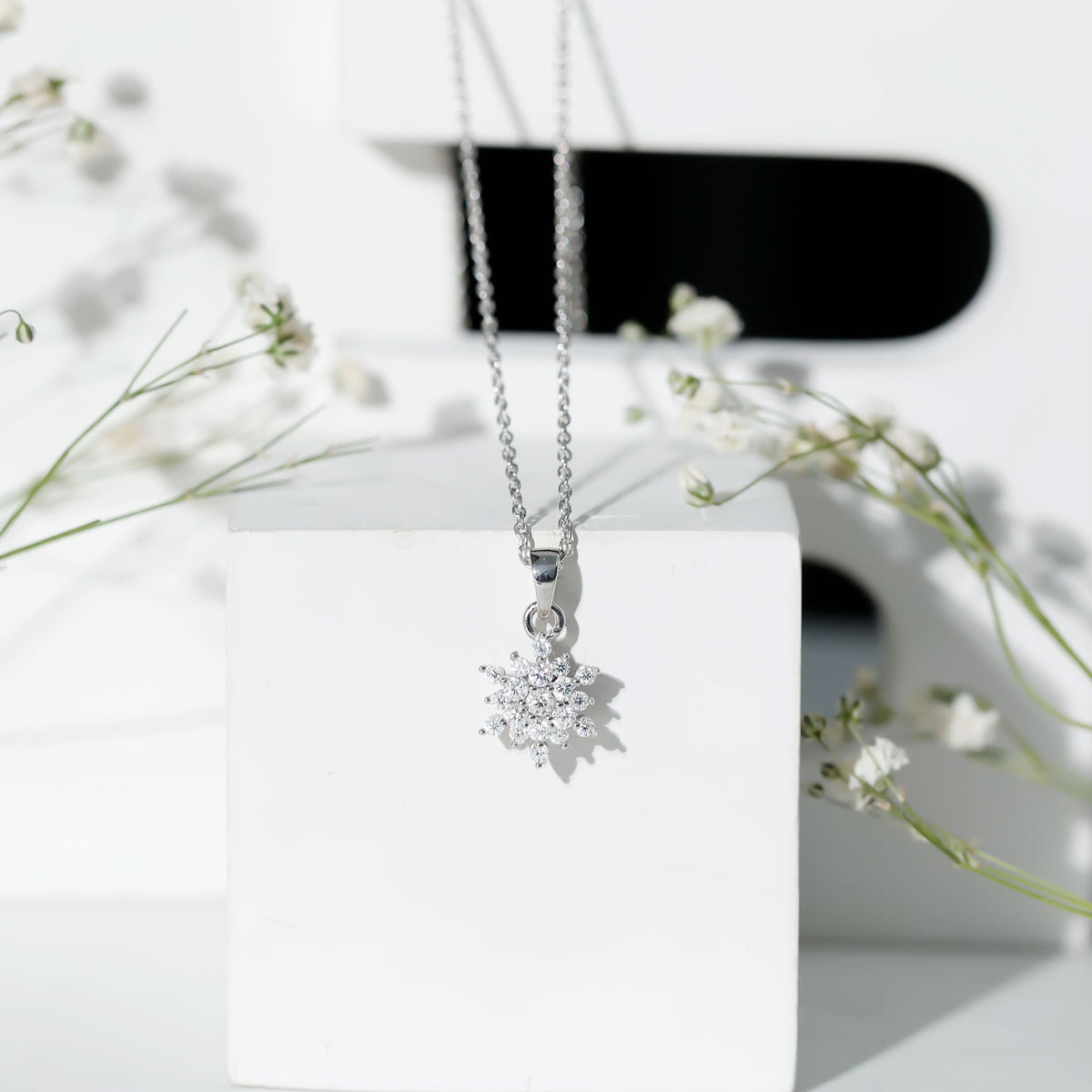Lab Grown Diamond Necklace – Snowflake Pendant With Certified Round Cut Diamonds