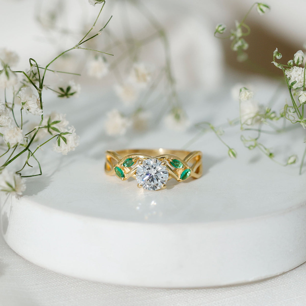 Lab Grown Diamond Ring – 1 Carat Round Cut Engagement Ring With Marquise Emerald