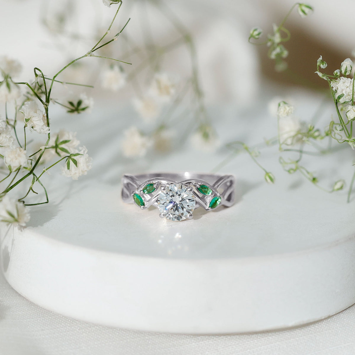 Lab Grown Diamond Ring – 1 Carat Round Cut Engagement Ring With Marquise Emerald