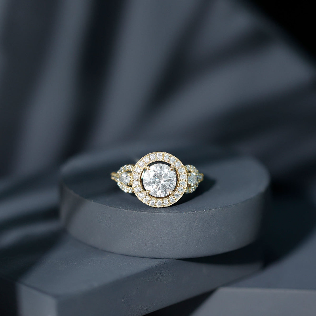 Lab Grown Diamond Ring – Vintage Engagement Ring With 2 Carat Round Cut Diamond