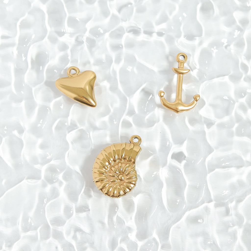 18K Gold Shark Tooth Pendant – PVD Coated Stainless Steel Charm for Bracelets