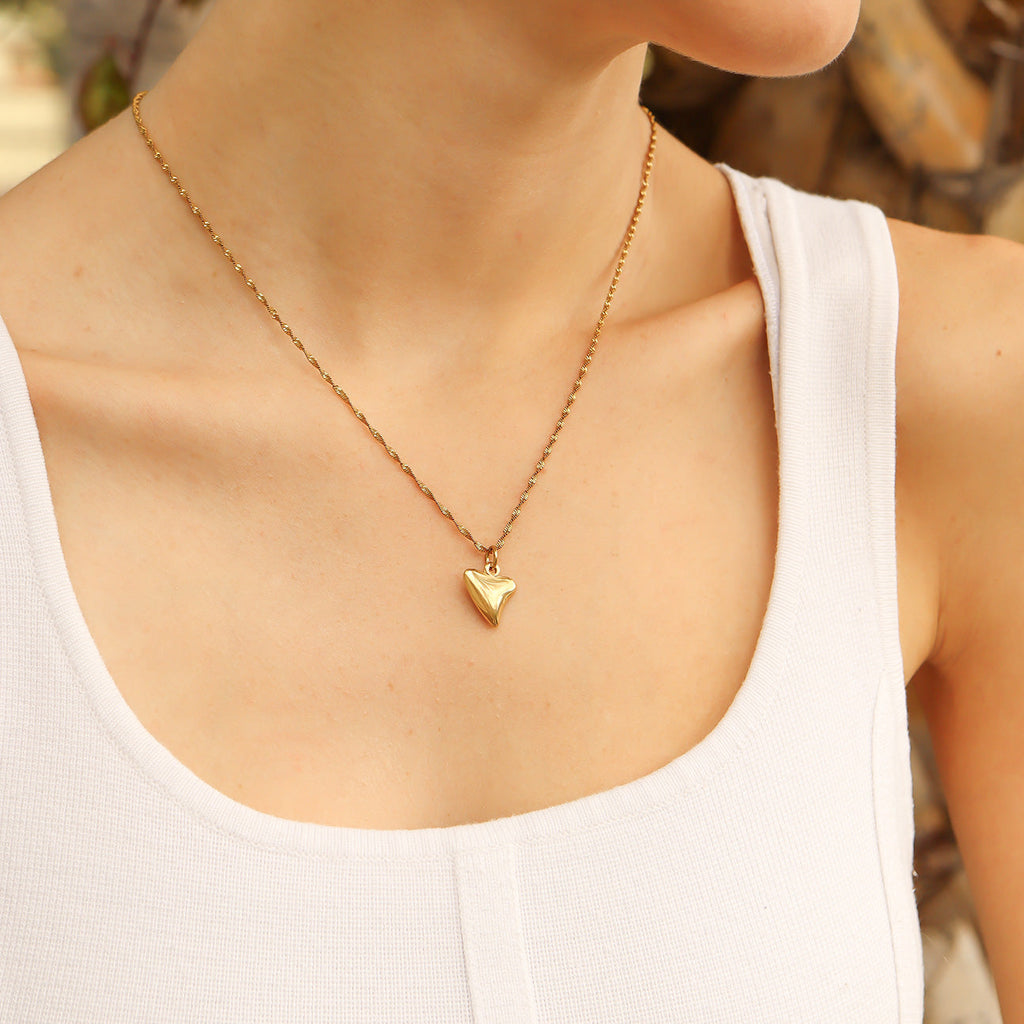 18K Gold Shark Tooth Pendant – PVD Coated Stainless Steel Charm for Bracelets
